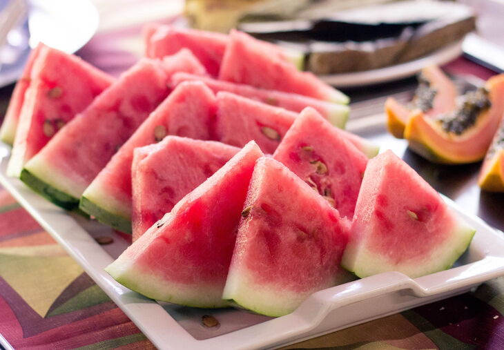 plate of watermelon and papaya